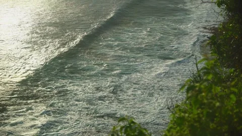 Aerial view of majestic limestone cliffs and turquoise ocean waves in Bali 库存影片 334017488
