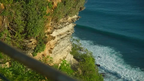 Aerial view of majestic limestone cliffs and turquoise ocean waves in Bali 库存影片 334017971