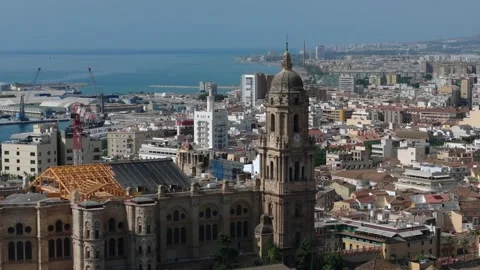 Aerial view of Malaga cathedral tower with coastal city and harbor background Stockbeeldmateriaal 334633701