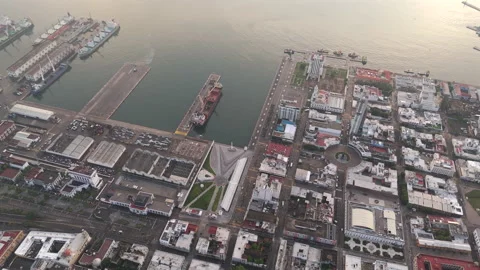 Aerial view of the Malecon and Macroplaza in Veracruz City, Mexico at sunrise Vídeos de archivo 345524802