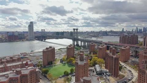 Aerial view of Manhattan Bridge and Lower East Side New York City skyline Vídeo Stock 324730352