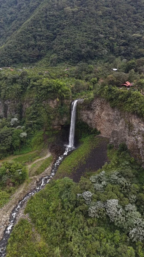 Aerial View of Manto de la Novia Waterfall in Ecuador Vidéo 336795428