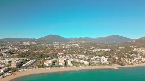 Aerial view of Marbella beach with the iconic La Concha mountain rising behind Vídeo Stock 327354103