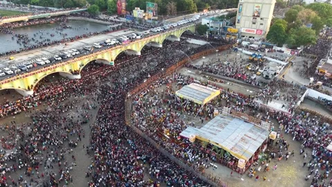 Aerial View of Massive Crowd During Azhagar Festival at Vaigai River Madurai 스톡 동영상 331064302
