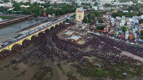 Aerial View of Massive Crowd During Azhagar Festival at Vaigai River Madurai 스톡 동영상 331064597