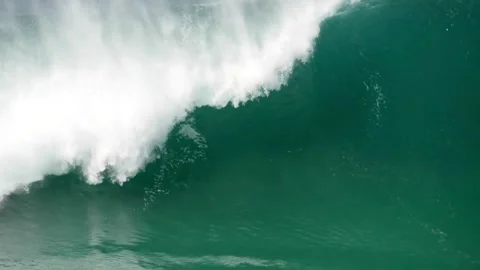 Aerial view of a massive ocean wave breaking apart 库存影片 339133779