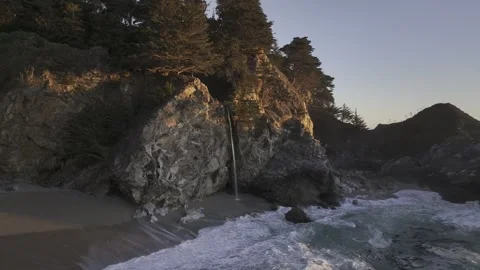 Aerial view of McWay Falls Julia Pfeiffer Burns State Park, CA USA Stockbeeldmateriaal 334300412