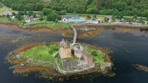 Aerial view of medieval Eilean Donan Castle on island - Scotland, UK, Europe Vídeo Stock 113957360
