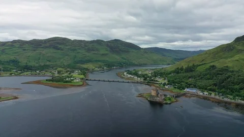 Aerial view of medieval Eilean Donan Castle on island - Scotland, UK, Europe Vídeo Stock 113957813