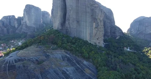 Aerial view of Meteora cliffs - Greece - 4K footage Vídeo Stock 81389071