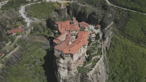 Aerial View of Meteora Monastery on Towering Sandstone Cliffs, Kalambaka, Greece Vídeos de archivo 336784537