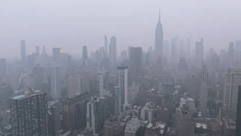 Aerial view of Midtown Manhattan under a cloud of wildfire smoke Видео 340000908