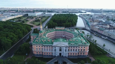 Aerial view on Mikhailovsky Castle in cloudy morning in Saint-Petersburg. 库存影片 91187102