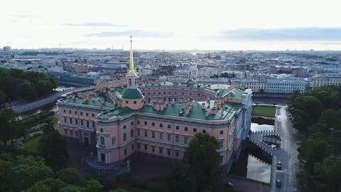 Aerial view on Mikhailovsky Castle in cloudy morning in Saint-Petersburg. 库存影片 100690232