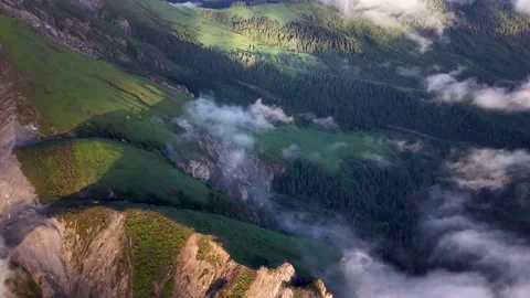 Aerial View of Mist and Clouds Over Lush Green Mountains in China Stockbeeldmateriaal 347185799