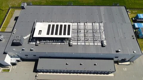 Aerial View Modern AI Data Center Building Rooftop Cooling Units Foto stock
