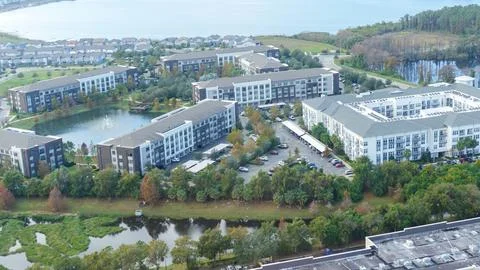 Aerial view of modern apartment complex surrounded by lush greenery and serene Foto stock