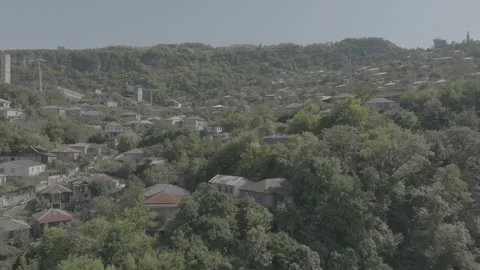Aerial view of the modern cable car passing by old buildings in Chiatura Video stock 254707645