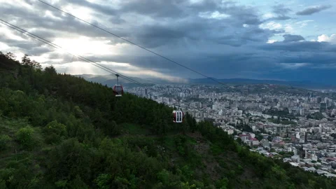 Aerial view of the modern cable car system in Tbilisi, Georgia Vídeo Stock 334949851