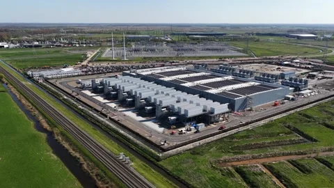 Aerial view of a modern data center and electrical substation Vidéo 334119337