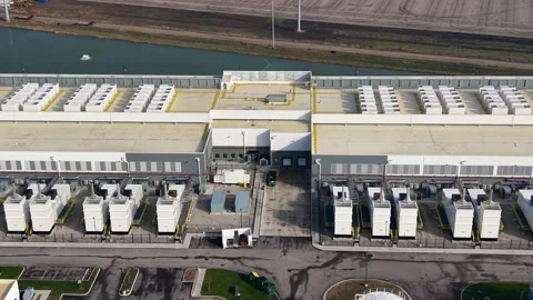 Aerial view of a modern data center building under construction. Vidéo 340486467