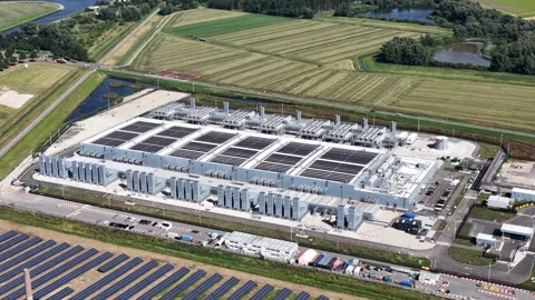 Aerial view modern data center and solar energy farm 스톡 동영상 346534165