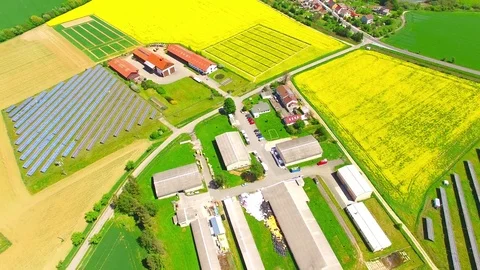 Aerial view of a modern farm. Vídeo Stock 75899576