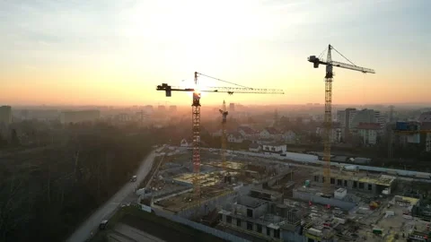 Aerial view of modern residential complex construction with cranes at sunset Vidéo 335885761