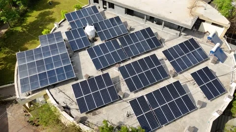 An aerial view of a modern rooftop solar power system. Stockbeeldmateriaal 335618464