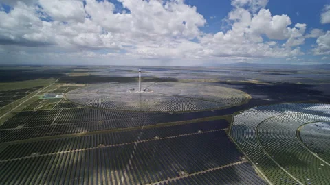 Aerial View of Molten Salt Tower Solar Thermal Power Plant Vídeos de archivo 342084414