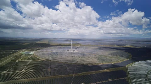 Aerial View of Molten Salt Tower Solar Thermal Power Plant Видео 342084464