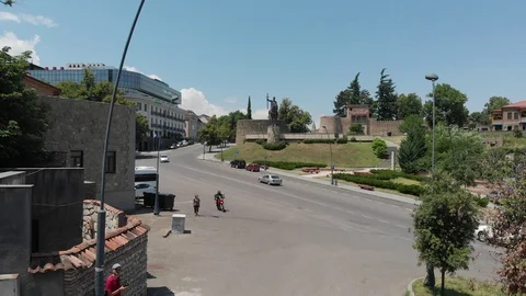 Aerial view of Monument of King Erekle II in Telavi. flying over Batonis Tsikhe Видео 119689613