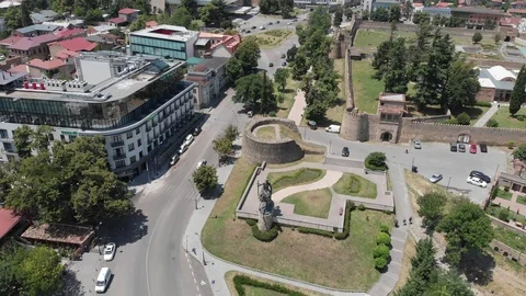 Aerial view of Monument of King Erekle II in Telavi. flying over Batonis Tsikhe Vídeos de archivo 119690025