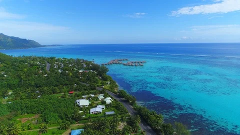 Aerial view of of Moorea, over water bungalows, Pacific Ocean, French Polynesia 库存影片 90052747