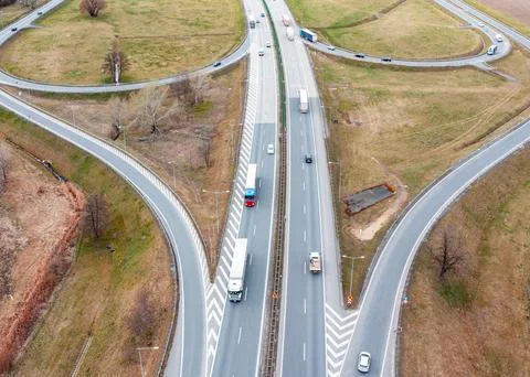 Aerial view of a motorway with interchanges, many trucks are driving on the r Foto stock