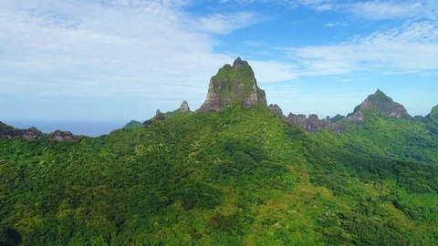 Aerial view of Mount Mouaroa, lush jungle, picturesque green slopes, Moorea 库存影片 90096936