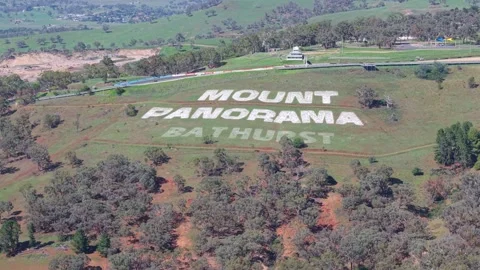 Aerial view of Mount Panorama sign and racing circuit in Bathurst NSW Vídeo Stock 334925183