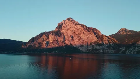 Aerial view of Mount Traunstein peak reveal over Lake Traunsee at sunset Vídeos de archivo 344169419