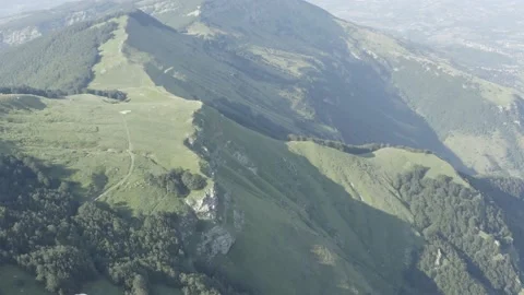 Aerial view of the mountain area of the gran sasso italy abruzzo unedited video Video stock 136922366