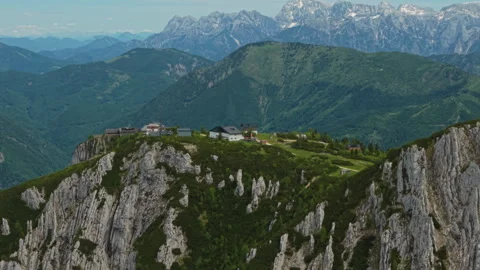 Aerial view of mountain huts on Feuerkogel cliff with Totes Gebirge range Видео 342824006