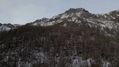 Aerial view mountain landscape on a cold winter morning. Video 4K 库存影片 253501560