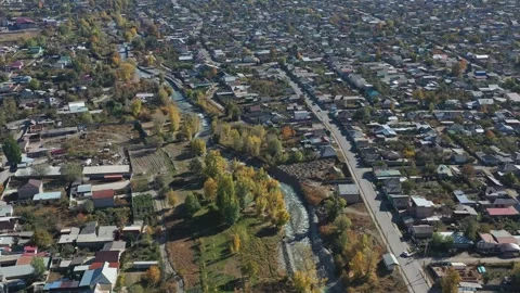Aerial view of mountain river flowing in Karakol town, Kyrgyzstan Vídeo Stock 249927683
