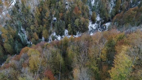 Aerial view of mountain ski resort and Cable car Vídeo Stock 102485252