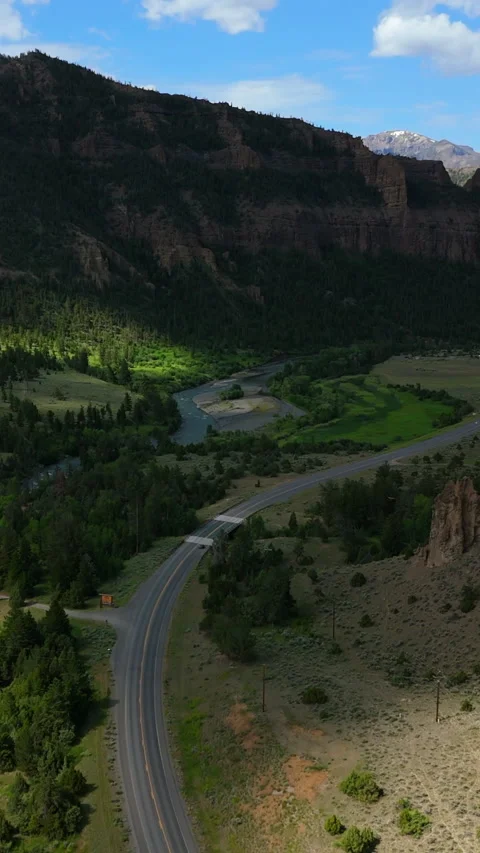Aerial View of Mountain Valley Highway and River Winding Through Montana. Vidéo 342587130