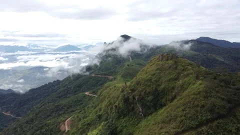 Aerial view of Mountains and clouds in the morning, the misty landscape. Vidéo 145075212