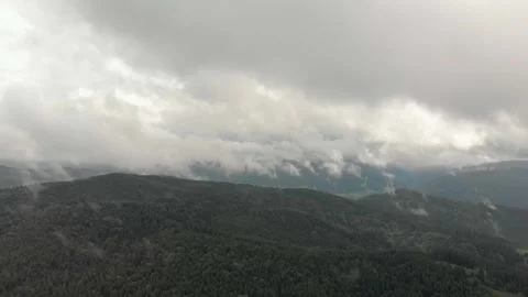 Aerial View Of Mountains, Clouds, Forests, And Sunlight. Vidéo 299847813
