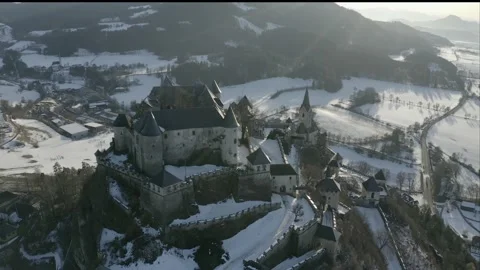 Aerial view moving to left shot, snow covered walls of Burg Hochsterwitz Video stock 160704898