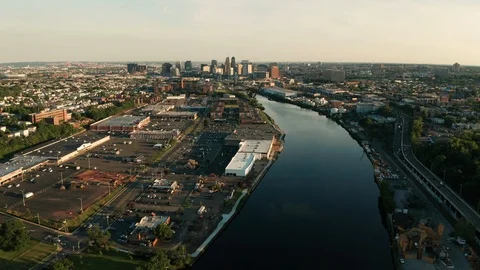 Aerial View Moving in over the Passaic River Towards Newark New Jersey Vidéo 111505035