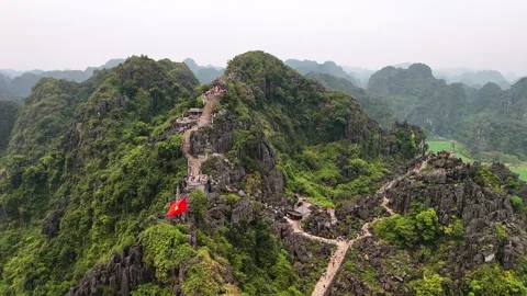 Aerial view of mua caves viewpoint in ninh binh with the vietnamese flag wa.. Stock-Footage 335085331