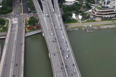 Aerial view of a multi-lane elevated highway bridge over water Stock-Fotos